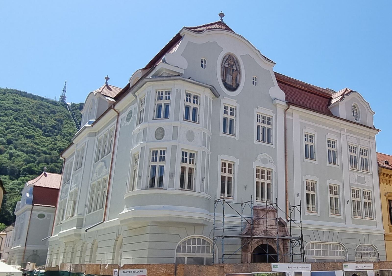 Clădirea fostei Bănci Săsești din Brașov, la colțul străzilor Michael Weiss și Republicii, în renovare