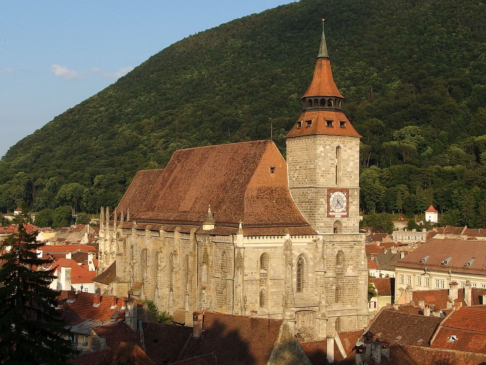 Biserica Neagră văzută de sus, cu turnul și acoperișul înalt, între casele centrului istoric