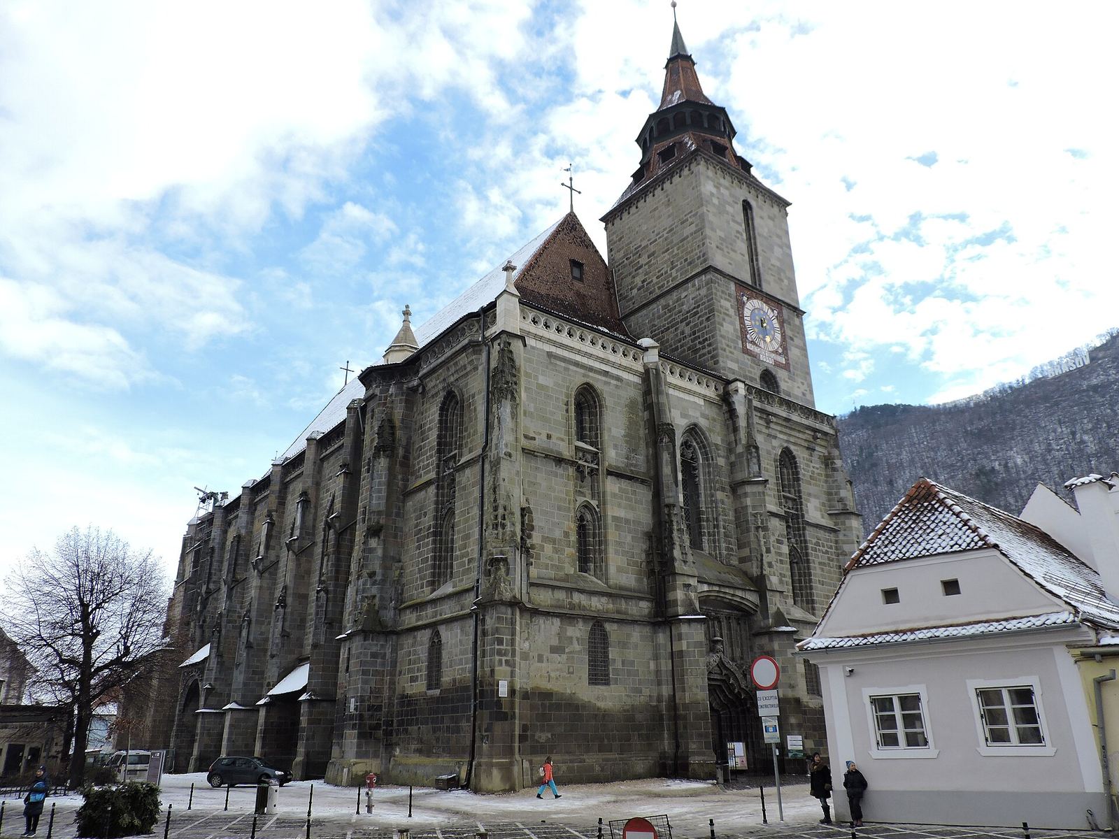 Biserica Neagră din Brașov, cu turnul și fațada gotică, într-o zi de iarnă