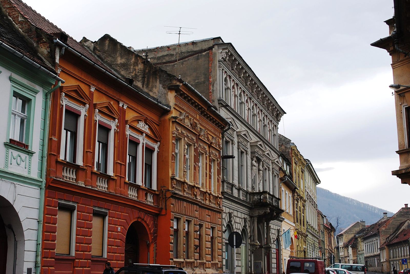 Fațade colorate ale caselor istorice de pe strada Castelului, în centrul vechi al Brașovului