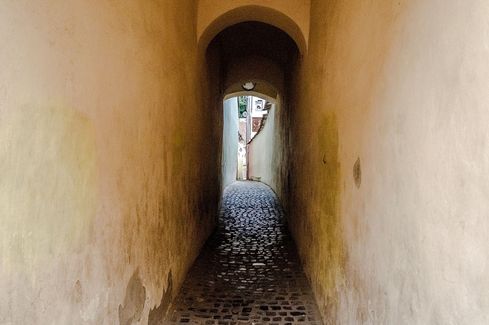 Strada Sforii din Brașov, una dintre cele mai înguste străzi din Europa