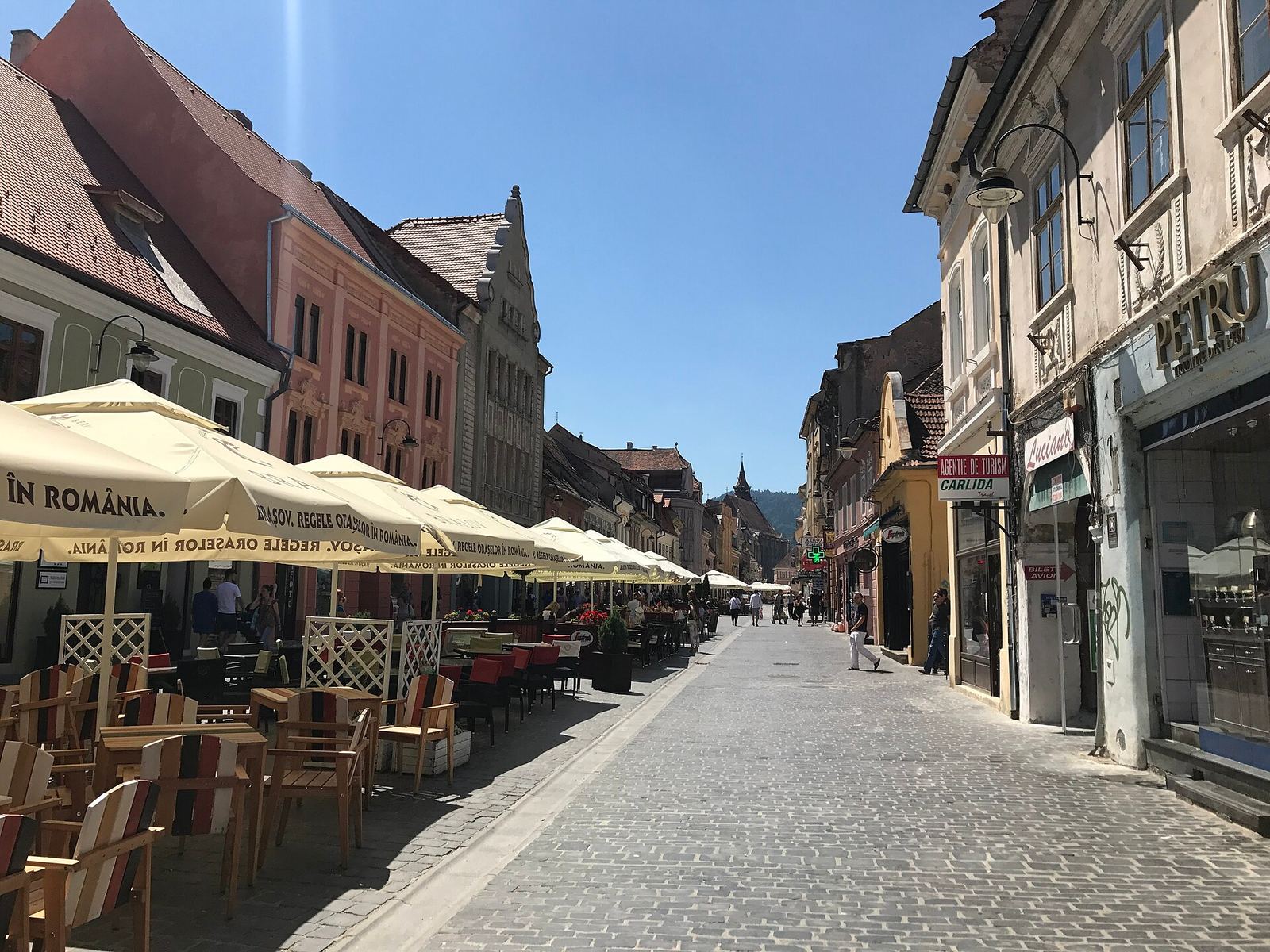 Terase pe strada pietonală Republicii, în centrul istoric al Brașovului, într-o zi însorită