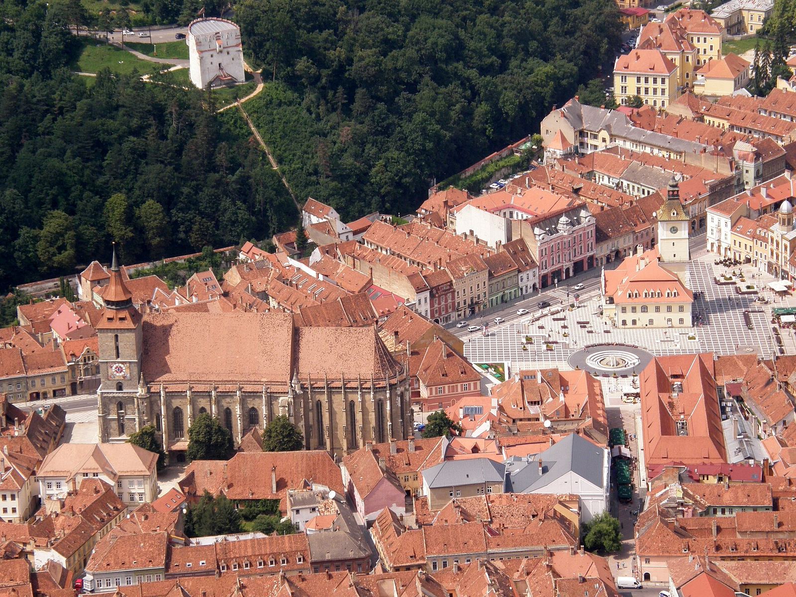Centrul istoric al Brașovului văzut de pe Tâmpa, cu Biserica Neagră, Piața Sfatului și Turnul Alb