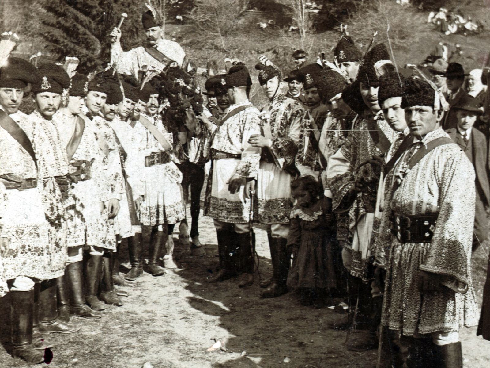 Juni în costume tradiționale, fotografiați în 1905 în împrejurimile Brașovului