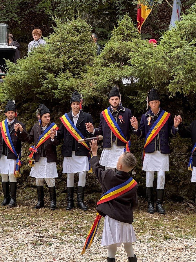 Junii Brașovului, în costumele de ceremonie, cu un june tânăr în prim-plan
