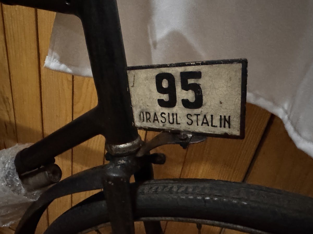Plăcuță de înmatriculare pentru bicicletă cu numărul 95 și inscripția „Orașul Stalin”