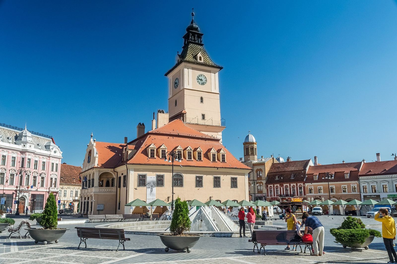 Casa Sfatului cu turnul cu ceas, în Piața Sfatului, într-o zi senină de vară