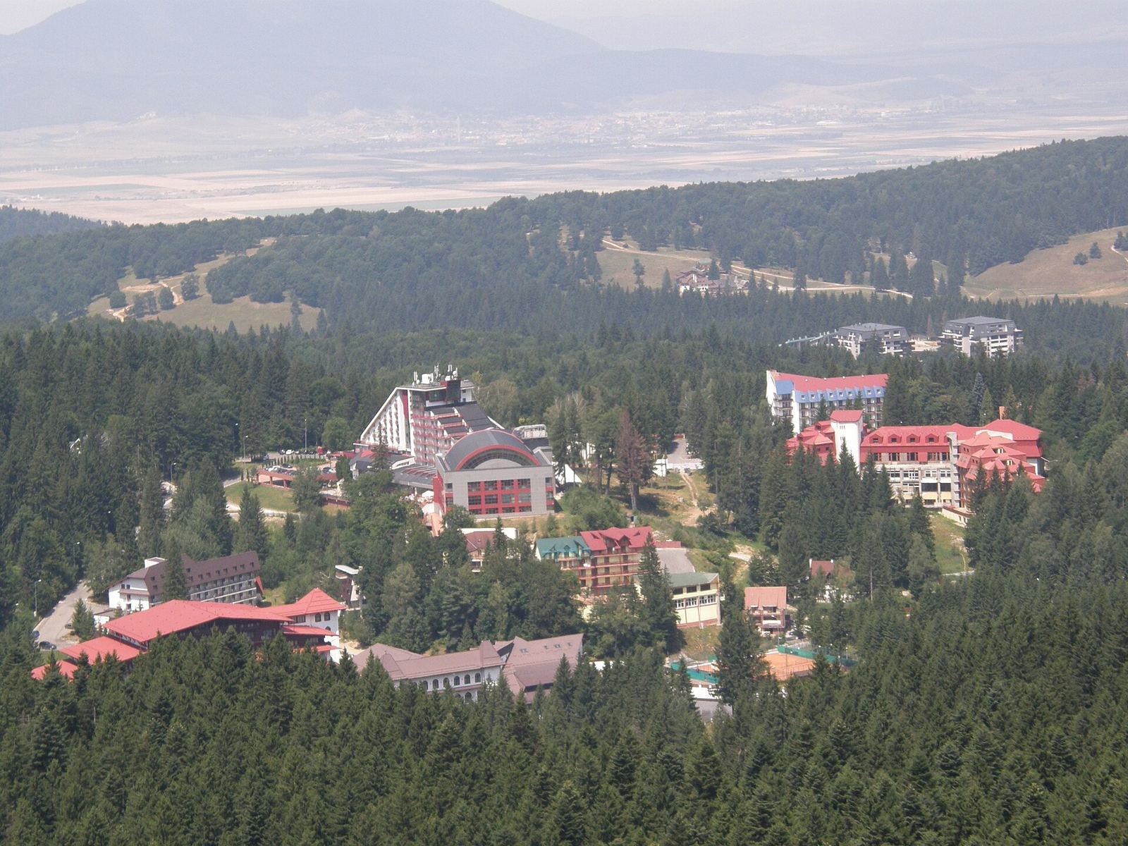 Stațiunea Poiana Brașov văzută de sus, vara: hoteluri printre păduri de brad și pajiști