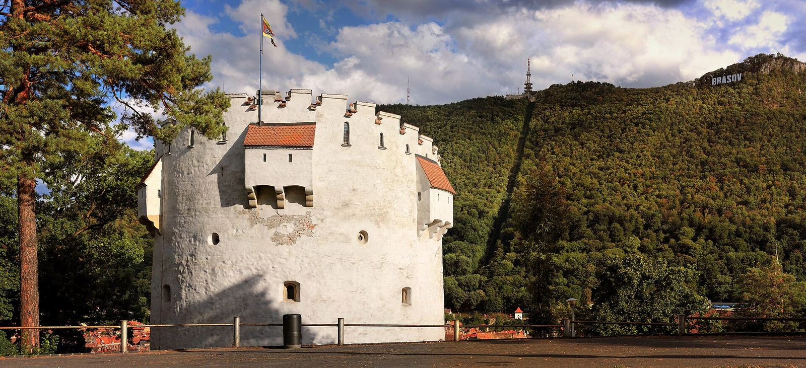 Turnul Alb, parte a fortificațiilor medievale ale Brașovului, cu Muntele Tâmpa în fundal
